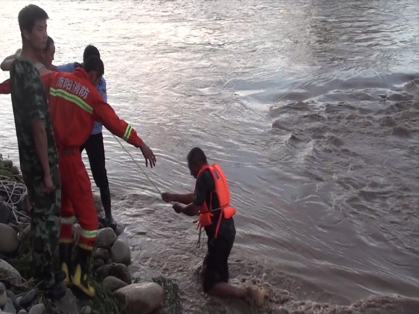 湍急水流中，西峡民警消防联袂营救孤岛被困村民