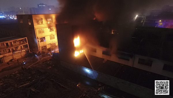 杭州货车载煤气瓶连续爆炸引燃厂房，致一男子死亡