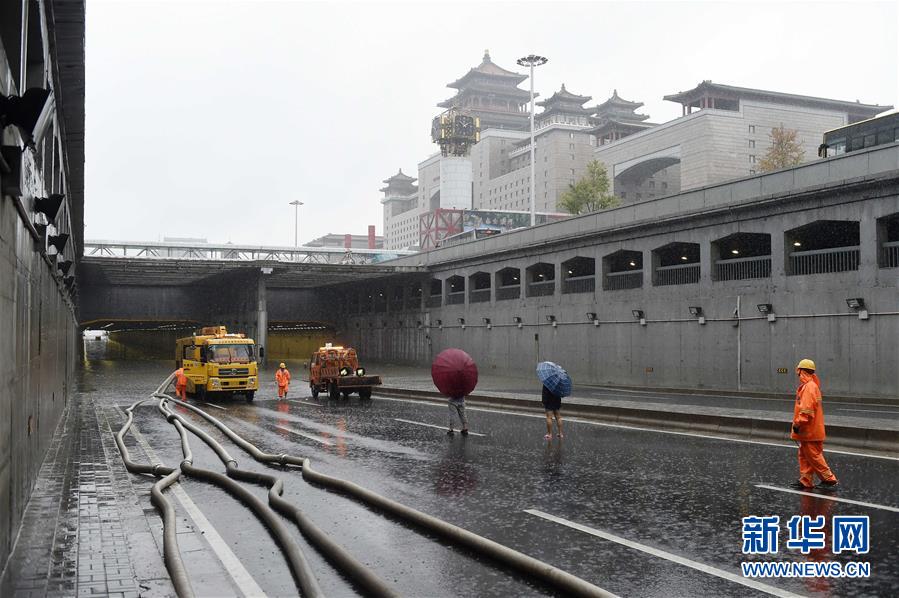 北京西站北广场前主路隧道加紧排水抢险
