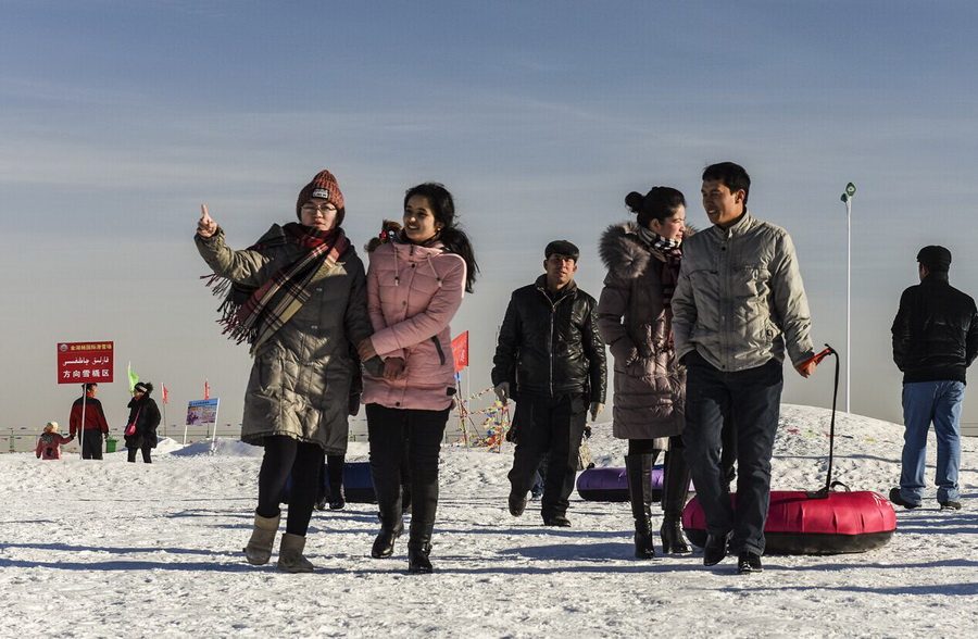 1月16日,各族青年男女相约在平原滑雪场上.新华社记者 沈桥