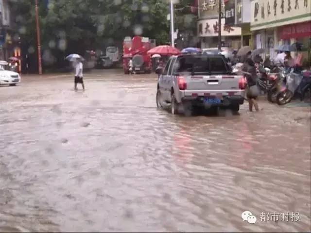 特大暴雨袭击云南 城被淹 车被冲走 高速中断 昆明下周雨雨雨