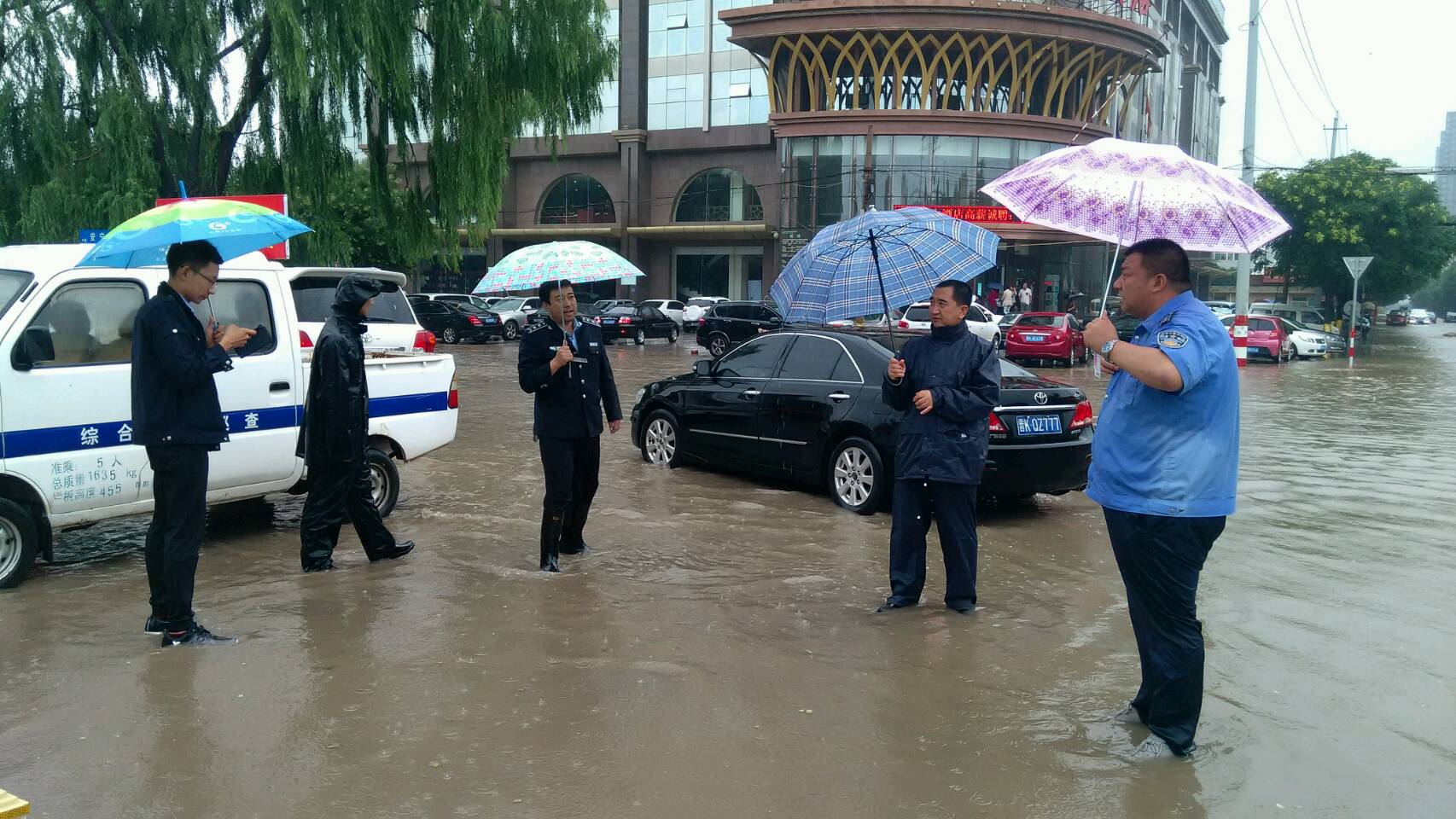 晋中市市城管综合执法支队全力应对强降雨期间市城区应急防汛救援