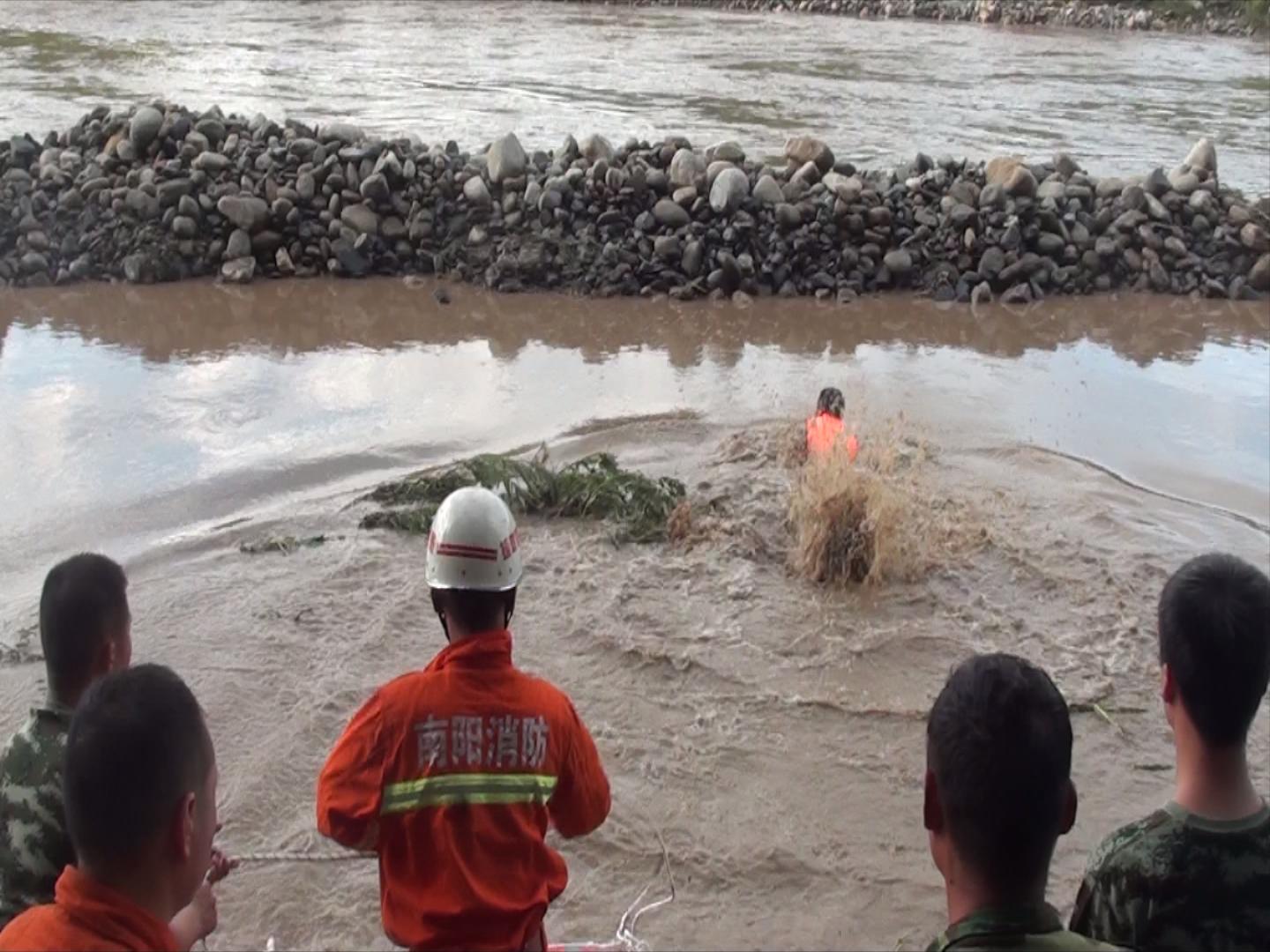 湍急水流中，西峡民警消防联袂营救孤岛被困村民