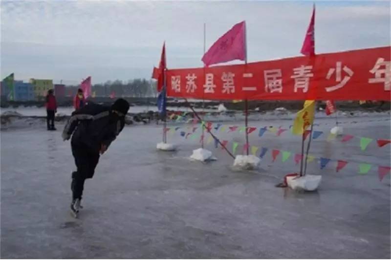 昭苏县举办第二届青少年冰刀速滑比赛