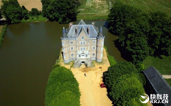 伦敦夫妻246万元买下法国古城堡：有森林 有牧场