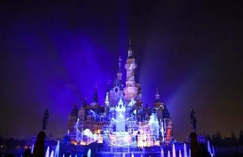 迪士尼城堡下的焰火秀，有多美你造吗？