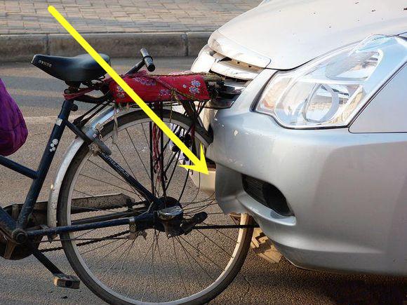 轿车追尾自行车，下车后女司机问：这是什么牌子的自行车？