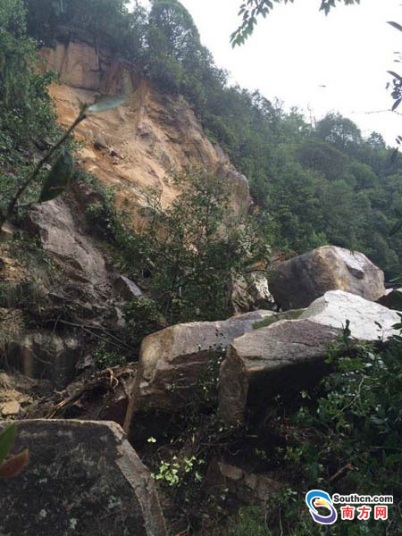 国道323线阳山分水坳路段塌方 无人员伤亡