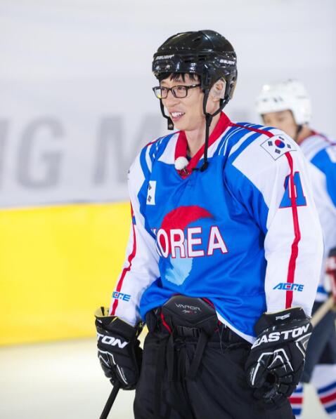 《RM》发新预告照 刘在锡秀爱变身冰球选手