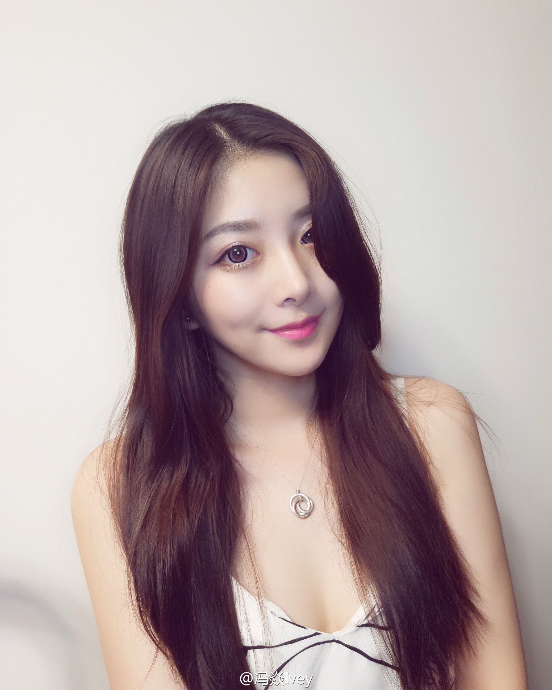 网络红人冯焱亲自测试美图照片V4s清雅版自拍照 iPhone6s被秒成渣！