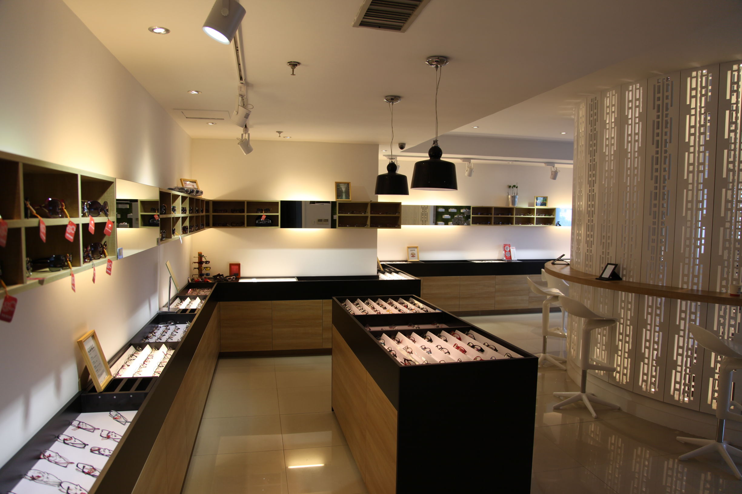 箬横眼镜店：在技术与服务的交织中寻找未来的方向