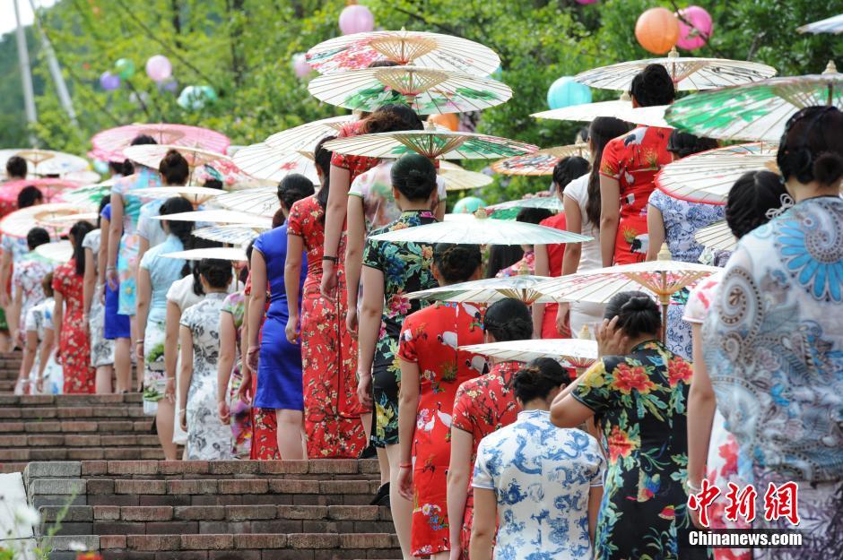 三千余名旗袍佳丽贵州“凉都”秀身段