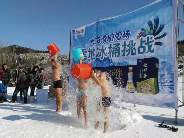 疯了！济南男子-20℃雪地里光膀子穿短裤浇了自己一桶冰水