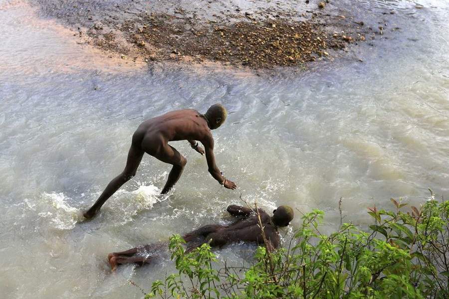 肯尼亚部落的“行割礼”真是残忍有疼痛啊，吓人（图）