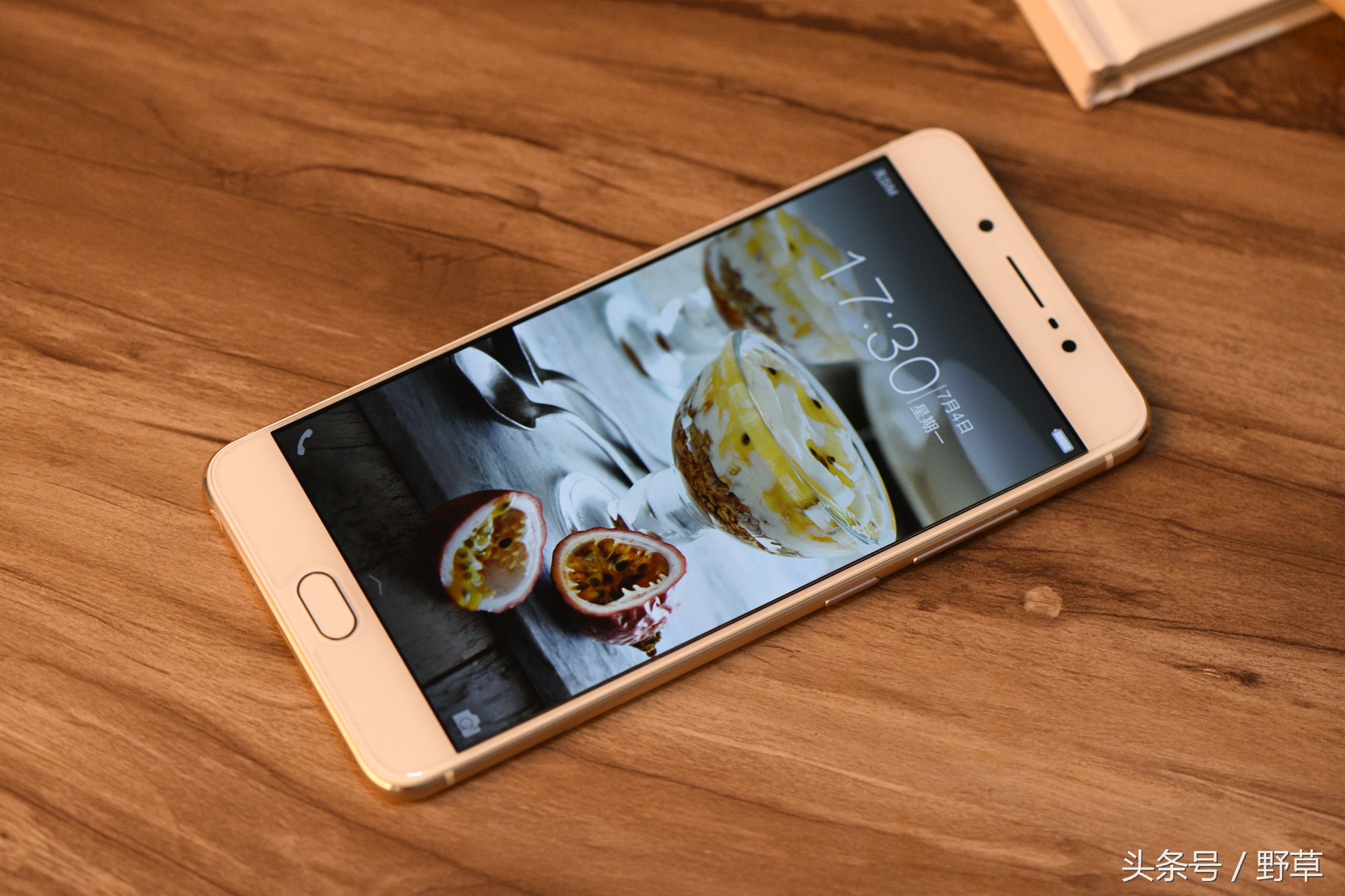 妹子最喜欢 刷微信朋友圈的神器 vivo X7Plus 上手轻轻评