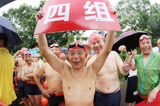 衢州各地泳者全民游泳健身日横渡母亲河