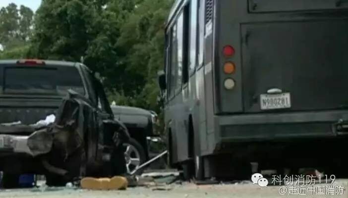 美国无照司机驾车撞消防车 致2人死亡40余人伤