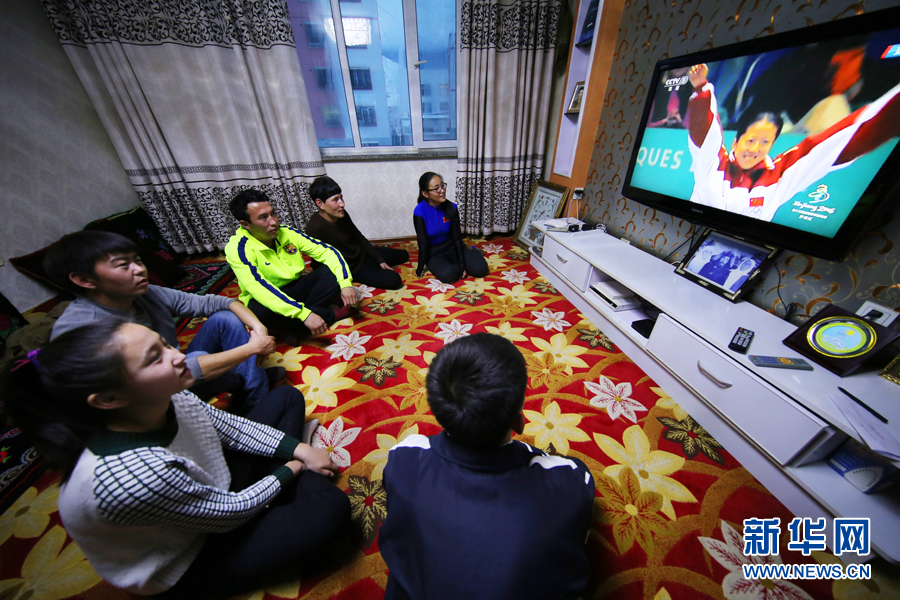 新疆巴里坤县：各族群众喜看第十三届全国冬运会