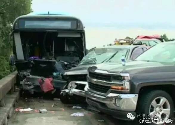 美国无照司机驾车撞消防车 致2人死亡40余人伤
