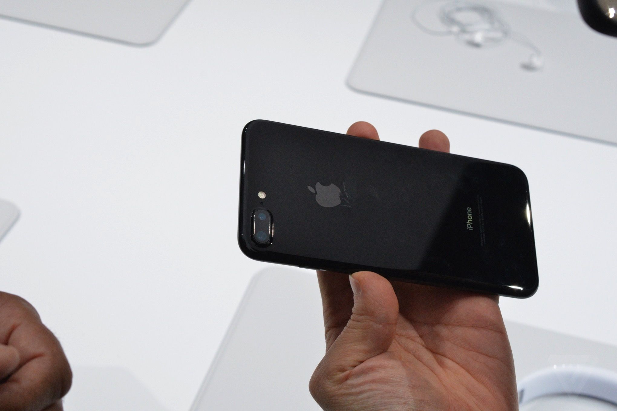 美如和田墨玉：iPhone 7 亮黑真机图赏！