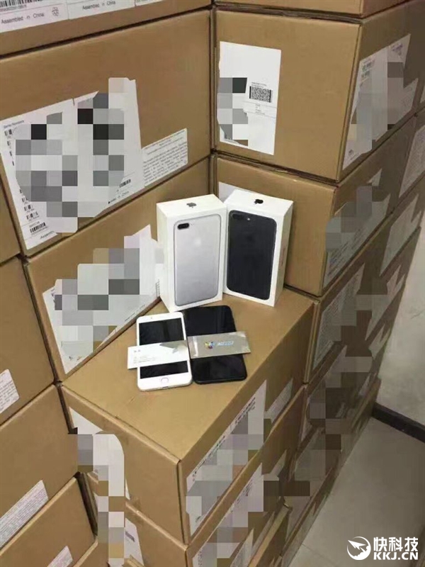 亮黑版iPhone 7交货！小盒子全是黑的