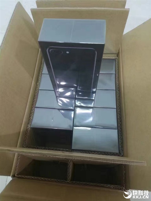 亮黑版iPhone 7交货！小盒子全是黑的