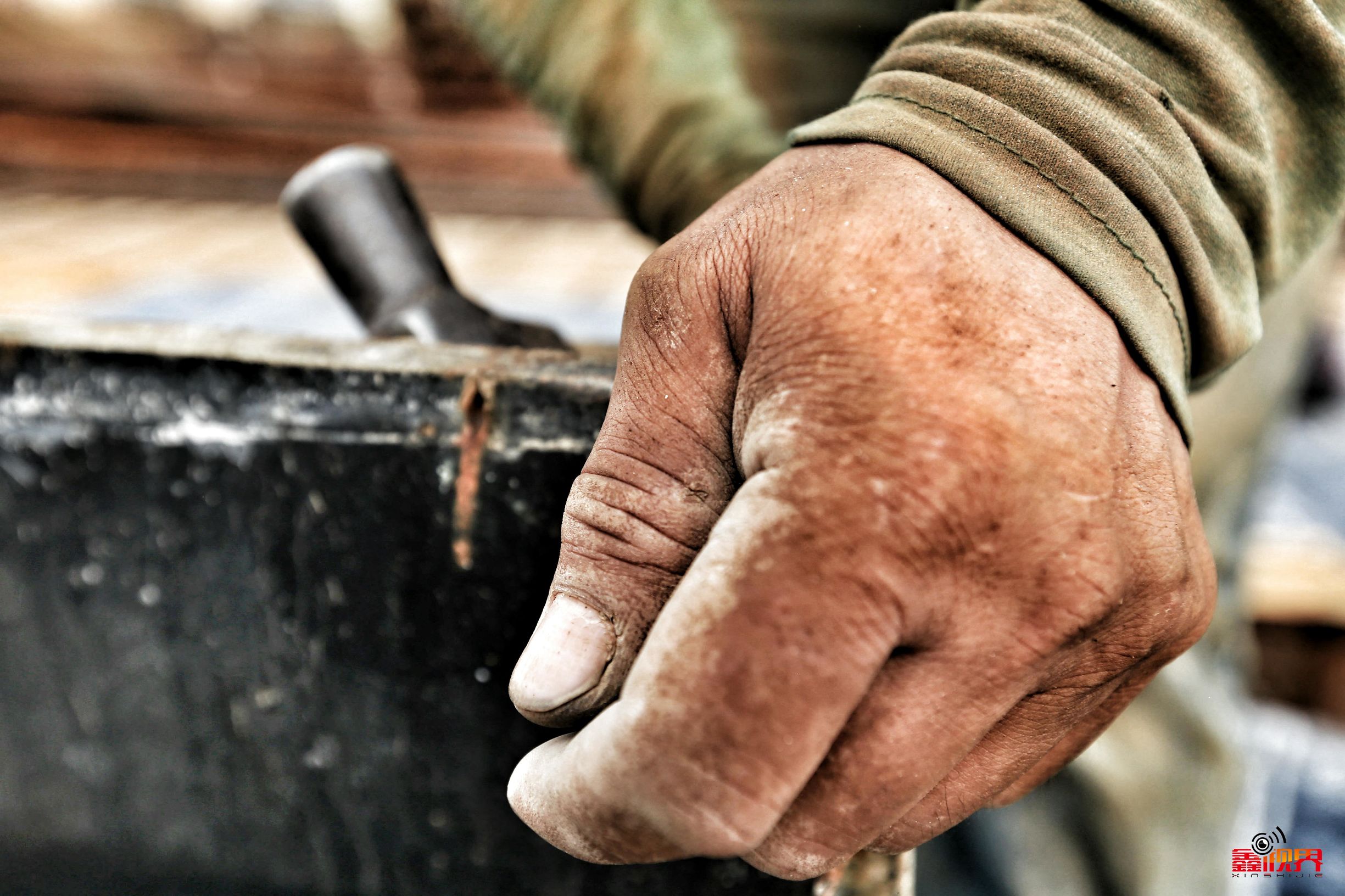 建筑工地木工：每天钉2000钢钉手掌吓人