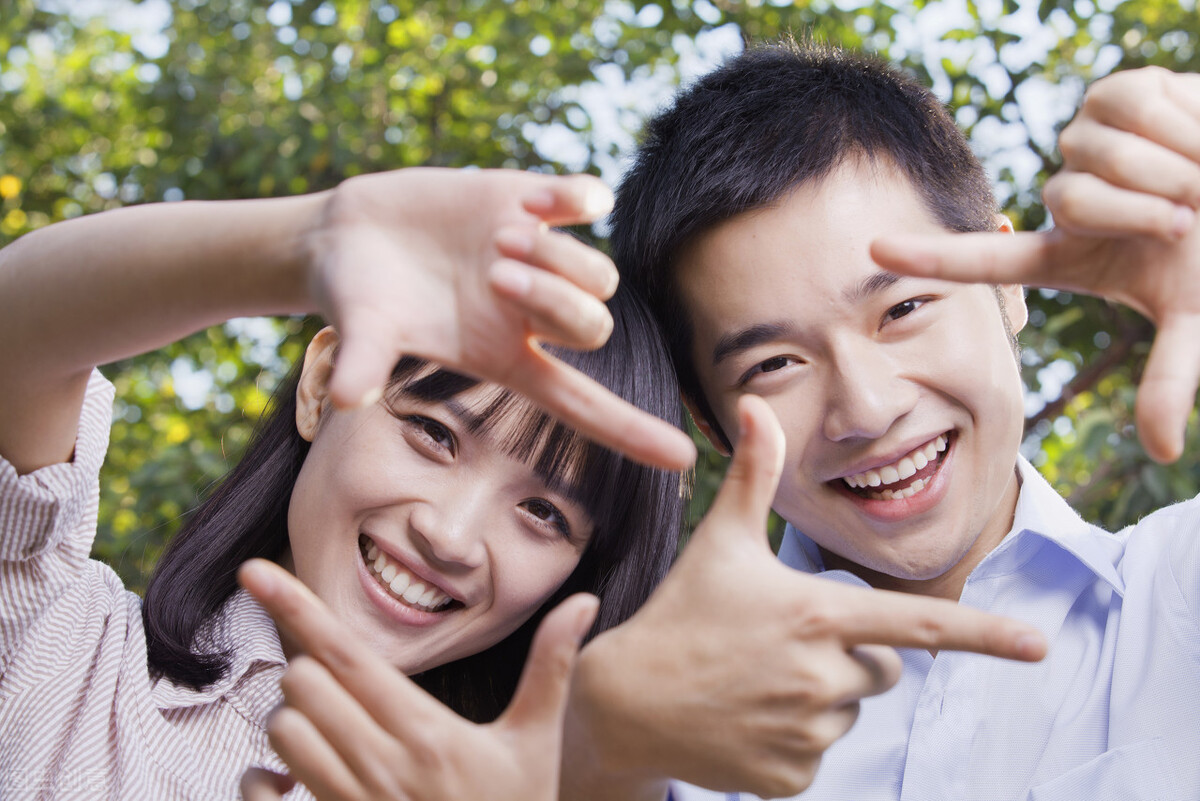 老虎是色盲，若老虎遠(yuǎn)處同時(shí)碰到一黃種人和一白種人，會(huì)沖向誰(shuí)