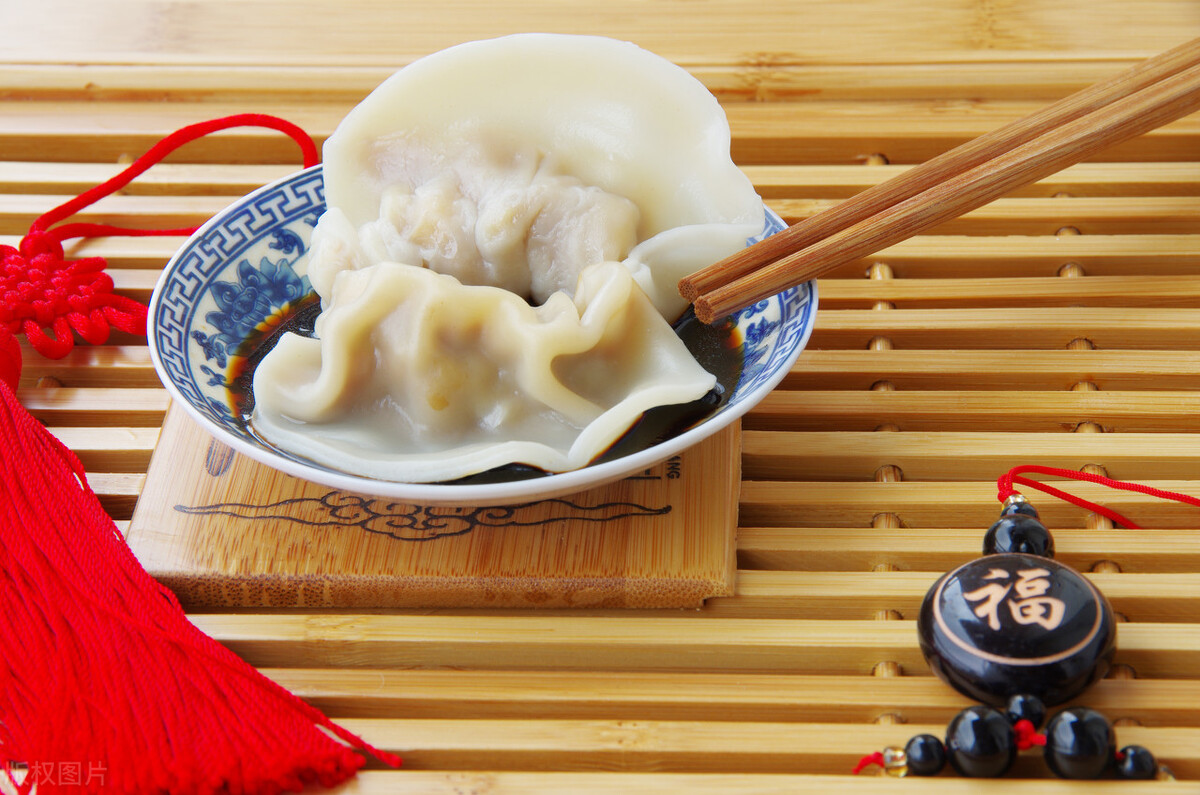 速凍餃子怎么煮？用冷水還是沸水？教你正確做法，餃子不破皮