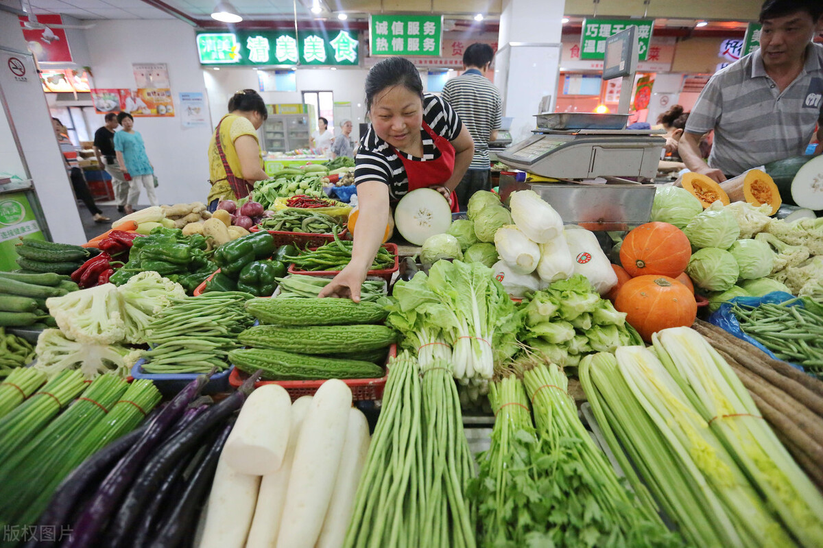 米面涨、菜价猛涨，猪肉30一斤，疯狂的“上涨潮”何时结束？