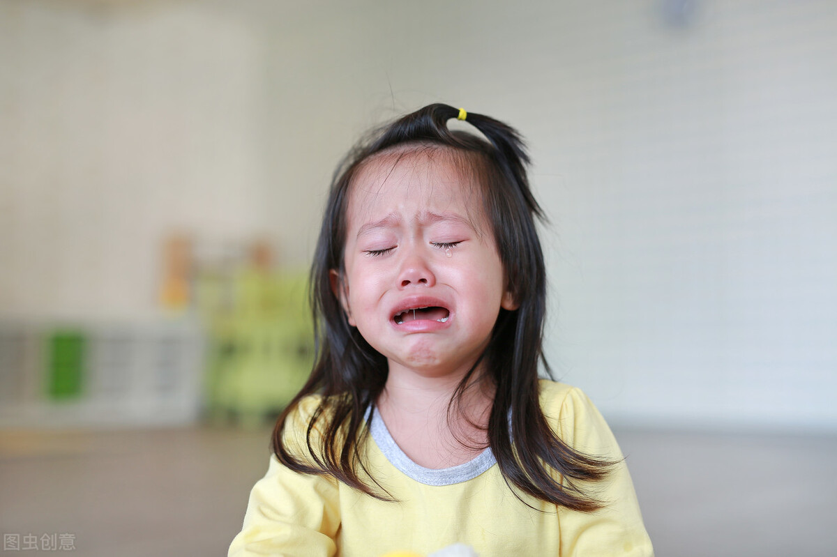 又是一年开学季，孩子哭着喊着不愿意上幼儿园，家长应该怎样引导