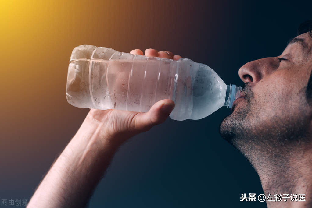 糖尿病患者應該多喝水還是少喝水？ 一文說清，教糖友如何科學喝水