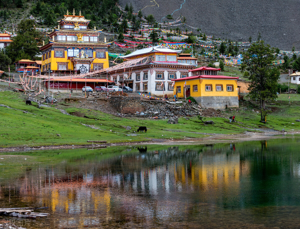 The Cuoka Lake in western Sichuan has lake water comparable to Jiuzhai, which is psychedelic like a fairyland