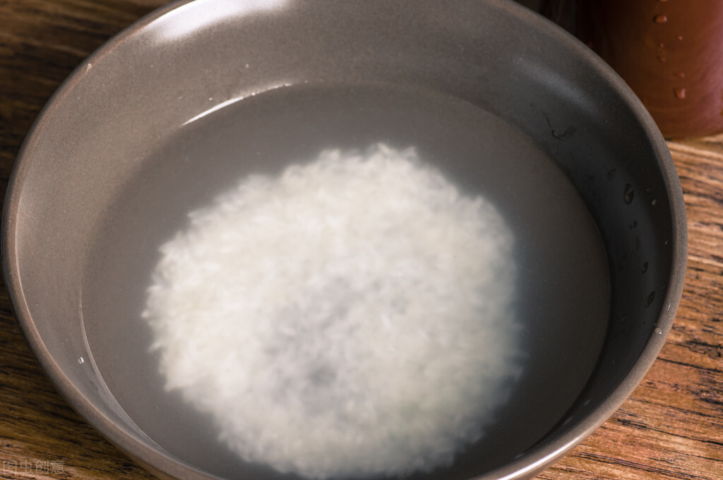 煮米饭，不要直接加水下锅，牢记2个技巧，米饭香软，粒粒分明