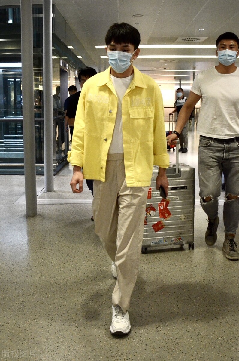 李佳琪穿黄色工装外套搭卡其色裤子，乖乖样子的发型还不大习惯