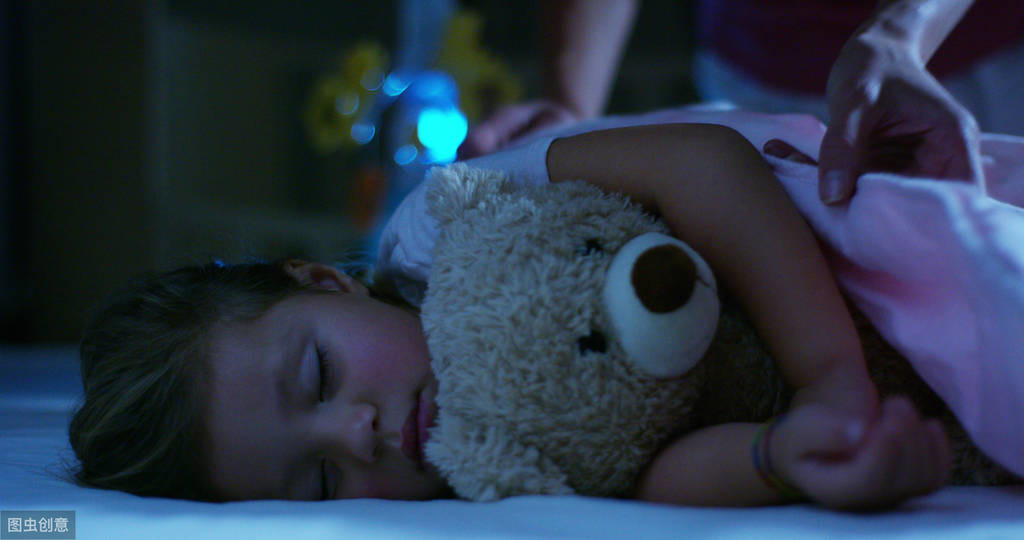 2020最新孩子睡眠时间表，警惕长期熬夜，影响孩子生长发育