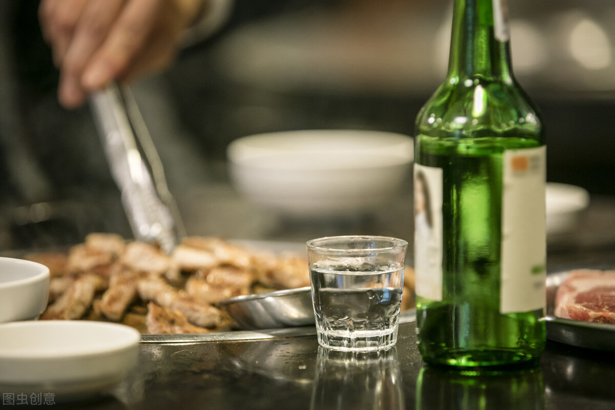 酒桌文化：飯局一半沒酒了，領導給100元讓買瓶好酒，怎麼做？