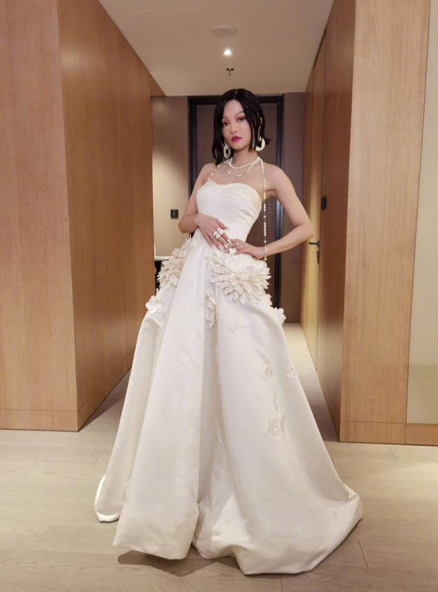 张韶涵珍珠项链经典绝美，舞台造型十分抢眼，当年的她又美回来了