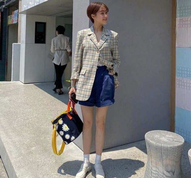 韩国女生真会穿！仅一款“个性包包”搭遍基本款，她是如何做的？