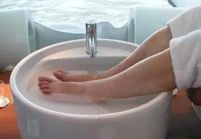 热水泡脚，对身体有哪些好处？哪些人不能泡脚？为大家揭晓答案