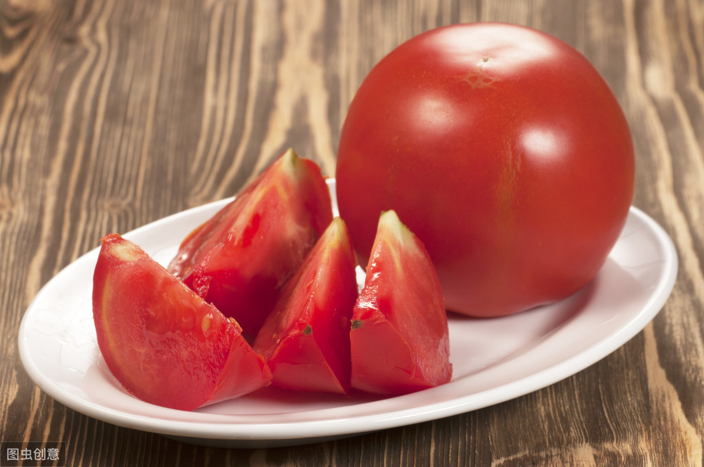 图片[1]-挑西红柿时选圆的还是选尖的老菜农：牢记这3点保证个个好吃-起舞食谱网