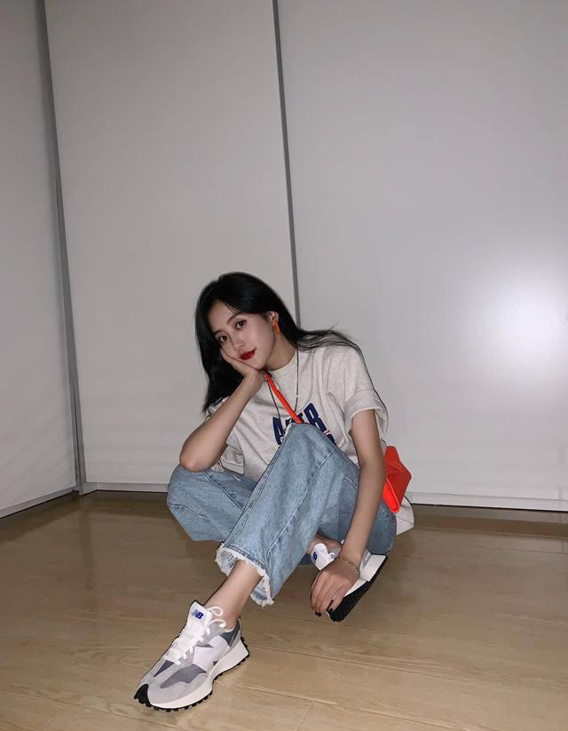 王梓薇俏皮少女耳環(huán)時(shí)尚百搭，日常休閑風(fēng)學(xué)生氣息十足，非常減齡