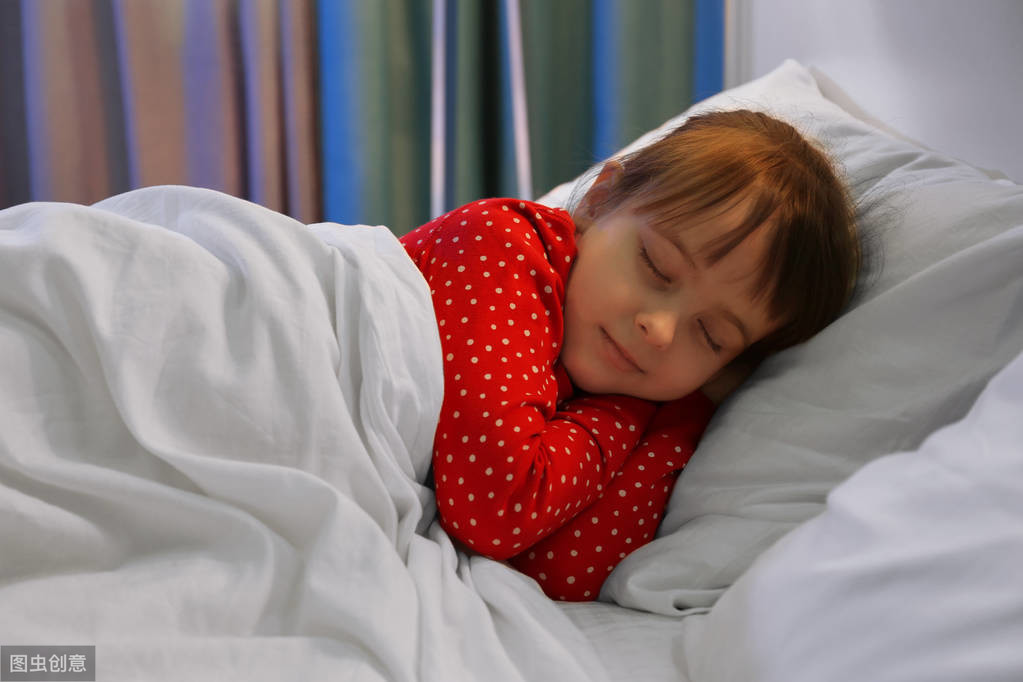 2020最新孩子睡眠时间表，警惕长期熬夜，影响孩子生长发育