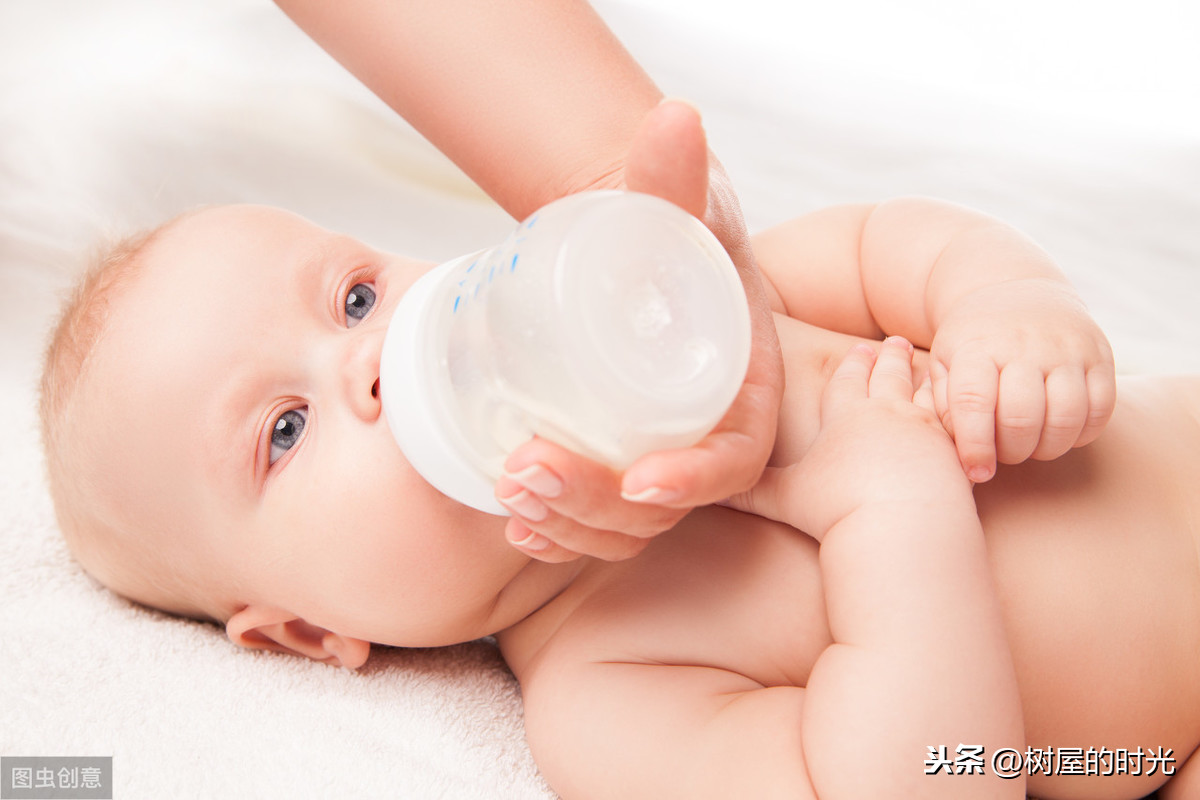 新生儿吃多少奶粉量合适？1-7天新生宝宝奶量标准，家长要参考