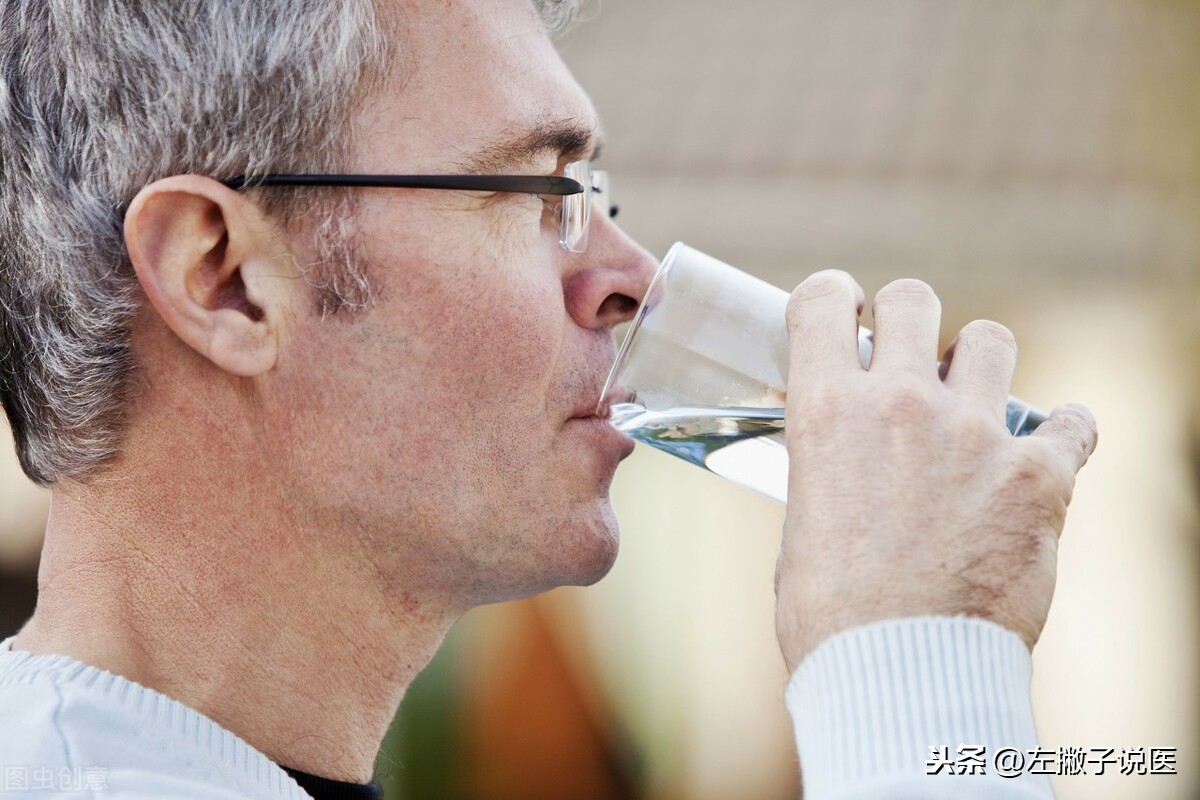 糖尿病患者應該多喝水還是少喝水？ 一文說清，教糖友如何科學喝水