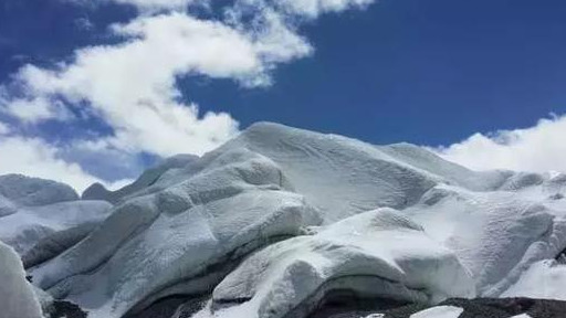 海拔5800米的姜根迪如冰川在一夕之间举世闻名