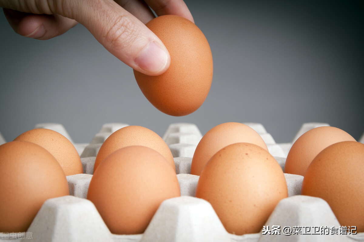 购买鸡蛋时，鸡蛋有大有小有红有白，我们该买哪一种？一一告诉你