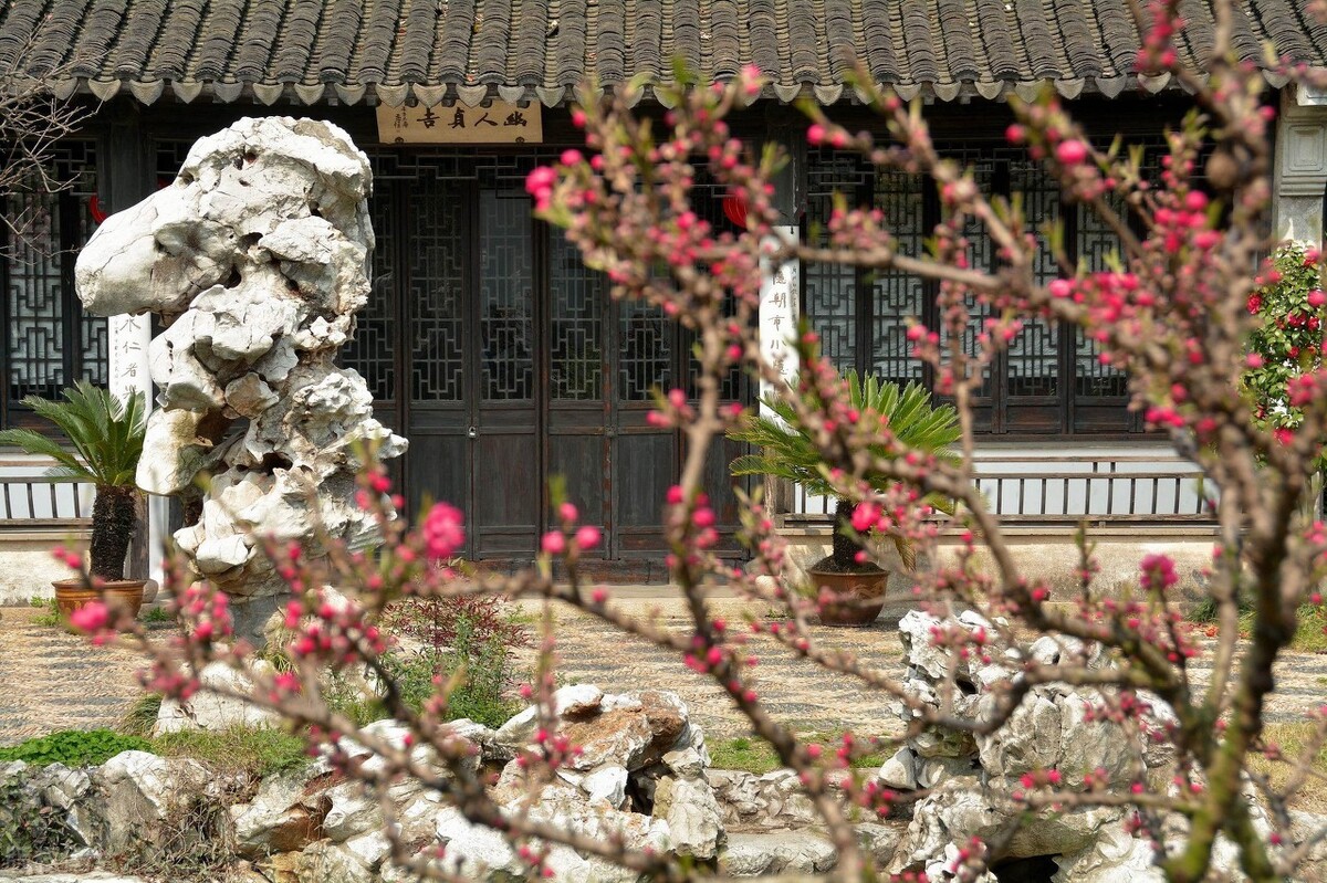 The tomb of the Ji Xiaolan, the seven women were lying in the tomb ...