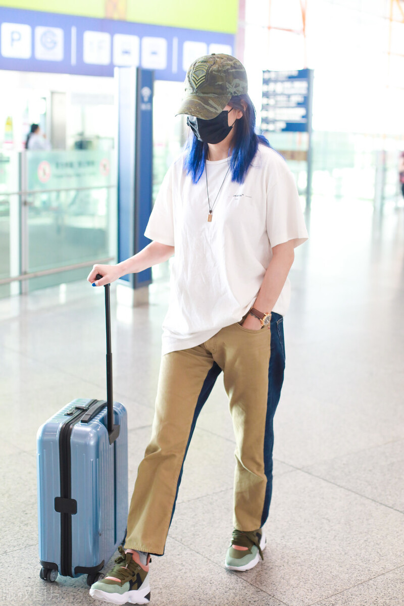 赵薇现身机场，穿白T搭卡其色裤子，头戴绿色帽子如此低调
