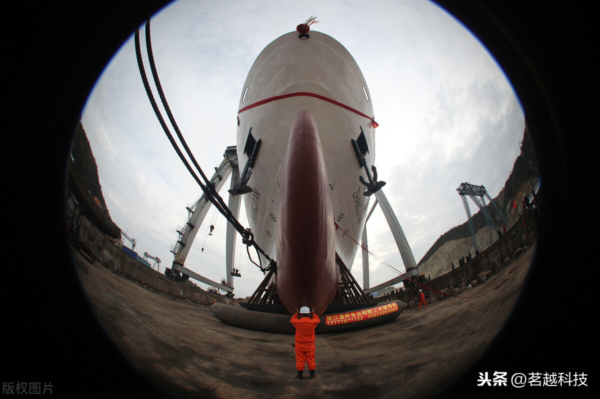 中国力量震撼世界，奋斗者号成功下潜一万多米，带回科研材料